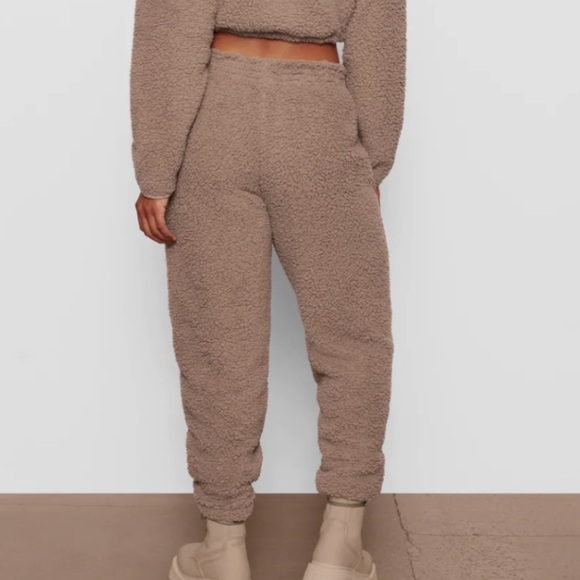 SKIMS Teddy Sherpa Fleece Jogger Pants, Desert Tan Brown, Medium M, Cozy & Warm - Picture 3 of 9